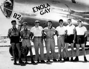 Paul Tibbets en crew voor de Enola Gay